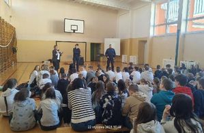 Edukacja na rzecz bezpieczeństwa w trakcie ferii – policjanci w szkołach podstawowych