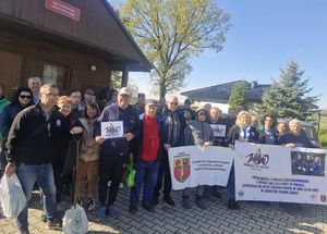 Tysiąc pięćset świerków na stulecie kobiet w Policji – wspólna akcja sadzenia lasu w powiecie dzierżoniowskim