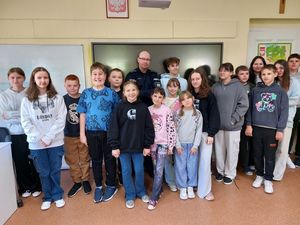 Dzielnicowy z Niemczy rozmawiał z uczniami o hejcie i mowie nienawiści