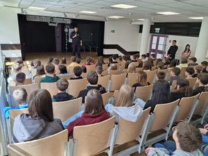 Dzierżoniowscy Policjanci edukują młodzież – spotkania z uczniami Szkoły Podstawowej nr 1