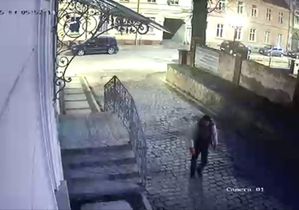 Wizerunek mężczyzny podejrzewanego o dokonanie kradzieży z włamaniem