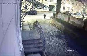 Wizerunek mężczyzny podejrzewanego o dokonanie kradzieży z włamaniem