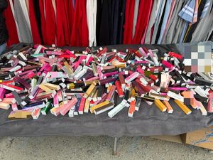 Podrobiona odzież i perfumy na targowisku w Bielawie