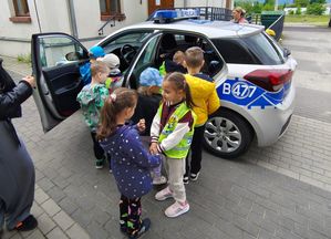 Dzieci z Przedszkola nr 2 odwiedziły dzierżoniowskich dzielnicowych – wspólna lekcja bezpieczeństwa przed wakacjami