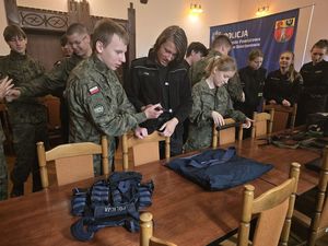 Uczniowie klas mundurowych z Bielawy z wizytą w Komendzie Powiatowej Policji