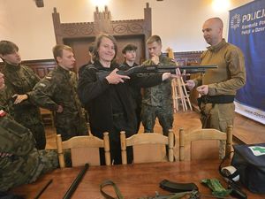 Uczniowie klas mundurowych z Bielawy z wizytą w Komendzie Powiatowej Policji