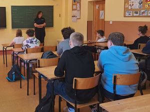 Policjantka rozmawiała z uczniami o odpowiedzialności prawnej osób nieletnich