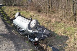 Samochód w rowie. Zdjęcie poglądowe