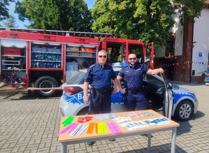 Policjanci na pikniku rodzinnym "Dzień Sąsiada" w Dzierżoniowie
