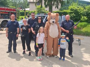 Policjanci promowali bezpieczeństwo i zawód funkcjonariusza podczas rodzinnych pikników w Bielawie