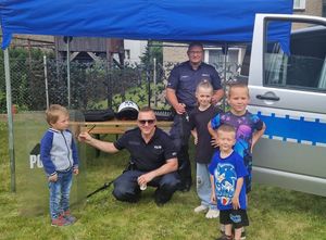 Policjanci promowali bezpieczeństwo i zawód funkcjonariusza podczas rodzinnych pikników w Bielawie