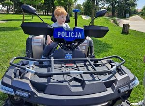 Dzielnicowi z Piławy Górnej i Łagiewnik na pikniku rodzinnym w Szkole Podstawowej imienia Krzysztofa Kamila Baczyńskiego