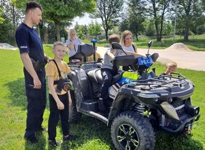Dzielnicowi z Piławy Górnej i Łagiewnik na pikniku rodzinnym w Szkole Podstawowej imienia Krzysztofa Kamila Baczyńskiego