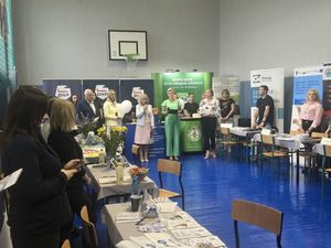 Policjanci z Dzierżoniowa promują służbę podczas Targów Pracy i Edukacji  w Bielawie