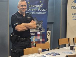 Policjanci z Dzierżoniowa promują służbę podczas Targów Pracy i Edukacji w Bielawie