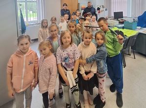 Dzieci z Przedszkola &quot;Tęczowa Kraina&quot; z wizytą na Posterunku Policji w Piławie Górnej