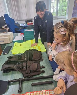 Dzieci z Przedszkola &quot;Tęczowa Kraina&quot; z wizytą na Posterunku Policji w Piławie Górnej