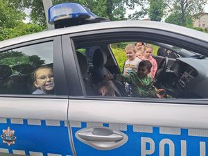 Dzieci z Przedszkola &quot;Tęczowa Kraina&quot; z wizytą na Posterunku Policji w Piławie Górnej