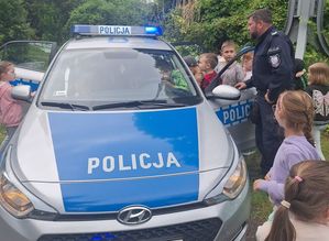 Dzieci z Przedszkola &quot;Tęczowa Kraina&quot; z wizytą na Posterunku Policji w Piławie Górnej