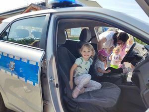 Policjanci z powiatu dzierżoniowskiego promują bezpieczne wakacje – działania profilaktyczne z dziećmi i młodzieżą