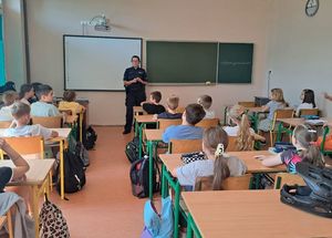 Policjanci z powiatu dzierżoniowskiego promują bezpieczne wakacje – działania profilaktyczne z dziećmi i młodzieżą