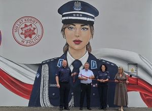 Mural upamiętniający 100-lecie Policji kobiecej odsłonięty przy Komendzie w Dzierżoniowie