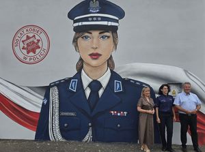 Mural upamiętniający 100-lecie Policji kobiecej odsłonięty przy Komendzie w Dzierżoniowie