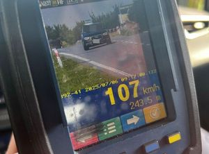 Działania dzierżoniowskiej drogówki w weekend – ponad 60 wykroczeń i fałszywe prawo jazdy
