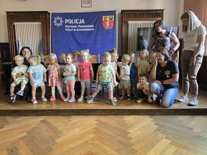 Mali goście w naszej komendzie – 3-latki ze żłobka „Sudeckie Skrzaty” z wizytą u dzierżoniowskich policjantów