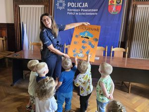 Mali goście w naszej komendzie – 3-latki ze żłobka „Sudeckie Skrzaty” z wizytą u dzierżoniowskich policjantów