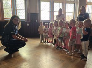 Mali goście w naszej komendzie – 3-latki ze żłobka „Sudeckie Skrzaty” z wizytą u dzierżoniowskich policjantów