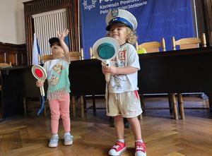 Mali goście w naszej komendzie – 3-latki ze żłobka „Sudeckie Skrzaty” z wizytą u dzierżoniowskich policjantów