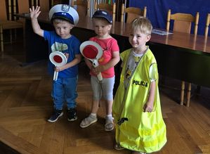 Mali goście w naszej komendzie – 3-latki ze żłobka „Sudeckie Skrzaty” z wizytą u dzierżoniowskich policjantów