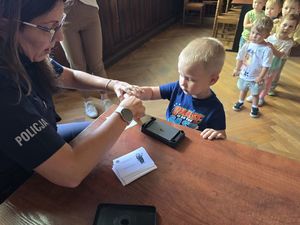 Mali goście w naszej komendzie – 3-latki ze żłobka „Sudeckie Skrzaty” z wizytą u dzierżoniowskich policjantów