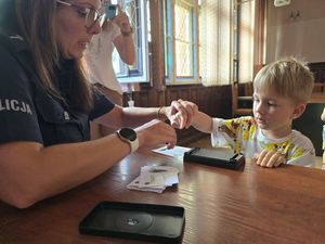 Mali goście w naszej komendzie – 3-latki ze żłobka „Sudeckie Skrzaty” z wizytą u dzierżoniowskich policjantów