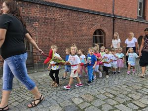 Mali goście w naszej komendzie – 3-latki ze żłobka „Sudeckie Skrzaty” z wizytą u dzierżoniowskich policjantów