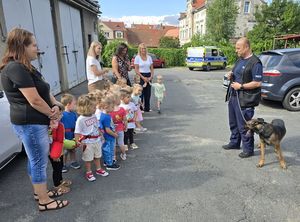 Mali goście w naszej komendzie – 3-latki ze żłobka „Sudeckie Skrzaty” z wizytą u dzierżoniowskich policjantów