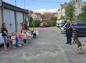 Mali goście w naszej komendzie – 3-latki ze żłobka „Sudeckie Skrzaty” z wizytą u dzierżoniowskich policjantów