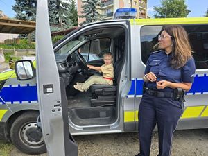 Mali goście w naszej komendzie – 3-latki ze żłobka „Sudeckie Skrzaty” z wizytą u dzierżoniowskich policjantów