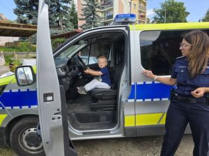 Mali goście w naszej komendzie – 3-latki ze żłobka „Sudeckie Skrzaty” z wizytą u dzierżoniowskich policjantów