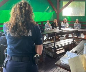 Spotkanie dzierżoniowskiej Policji z młodzieżą Ochotniczych Hufców Pracy – rozmowy o zagrożeniach współczesnego świata