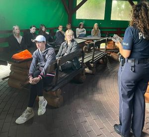 Spotkanie dzierżoniowskiej Policji z młodzieżą Ochotniczych Hufców Pracy – rozmowy o zagrożeniach współczesnego świata