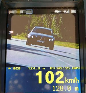Kierowca BMW stracił prawo jazdy za rażące przekroczenie prędkości. Wyprzedzał też na przejściu dla pieszych
