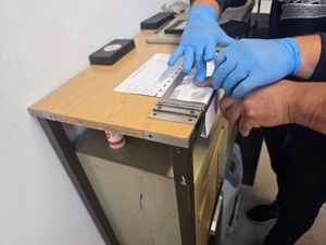 Policjanci z Dzierżoniowa zatrzymali 45-latka z dużą ilością narkotyków