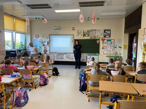 Spotkanie dzierżoniowskiej Policji z pierwszoklasistami dzierżoniowskiej „Jedynki”