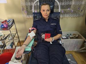 Dar krwi darem życia – dzierżoniowscy policjanci uczcili jubileusz stu lat kobiet w Policji