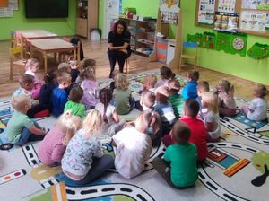 Policjanci z Dzierżoniowa odwiedzili dzieci w Tuszynie