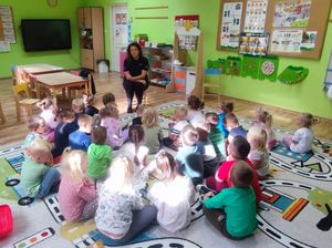 Policjanci z Dzierżoniowa odwiedzili dzieci w Tuszynie
