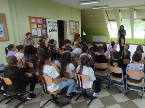 Policjanci z Dzierżoniowa odwiedzili dzieci w Tuszynie