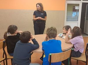 Policjantka z Dzierżoniowa o bezpieczeństwie – spotkanie z uczniami klas I–III